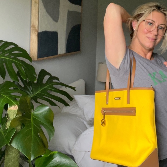 NWOT  Michael Kors Kempton  Large Tote Handbag Sunflower color canvas + leather - Picture 2 of 13